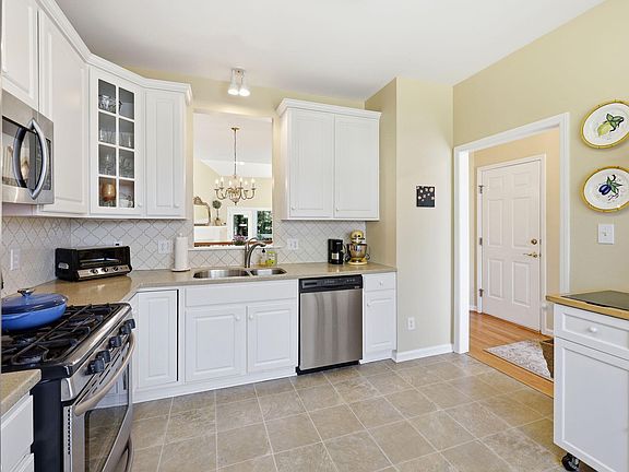 5th image of 306 Vinca Cir