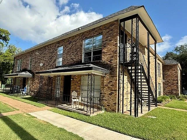 1 bed, 1.0 bath, 672 sqft, $1,200 — Photo 1