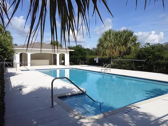 2nd image of 1002 Alicante Ct