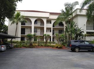 700 Valley Stream Dr APT 300, Naples, FL 34113