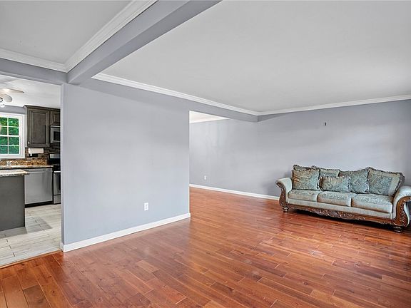 5th image of 2120 Berkshire Dr