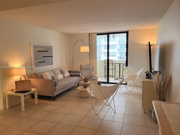 3rd image of 1621 Collins Ave APT 901