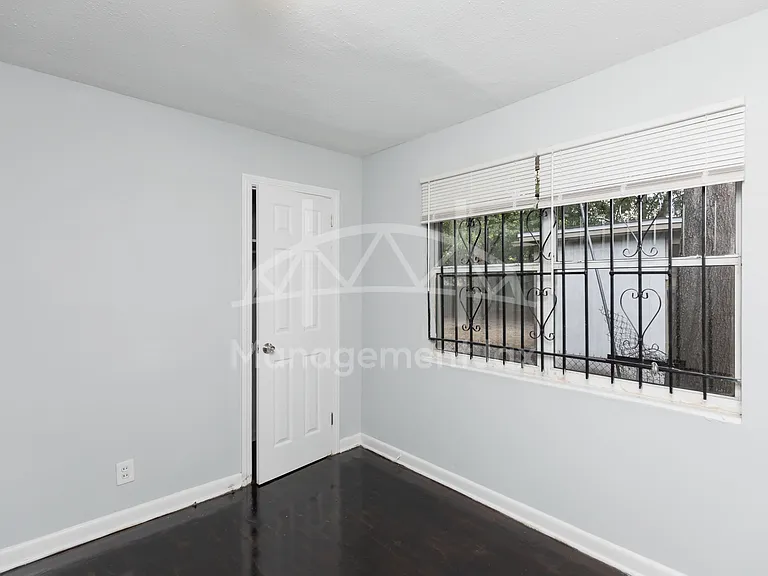 1839 W 30th St — Photo 5