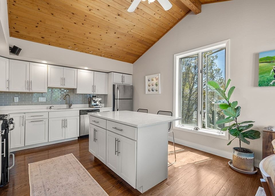 1st image of 32 Farragut Ave #3