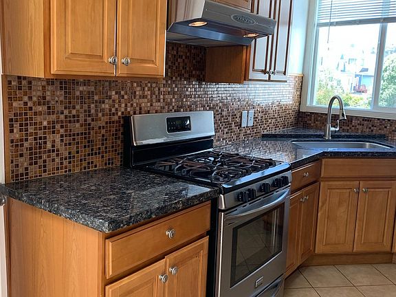 4th image of 179 Sickles Ave #179