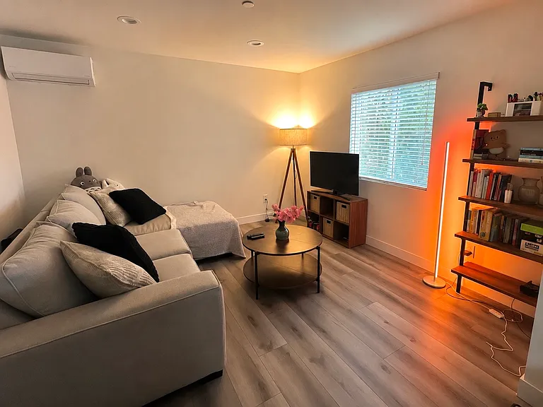338 W Roses Rd #B — Photo 7