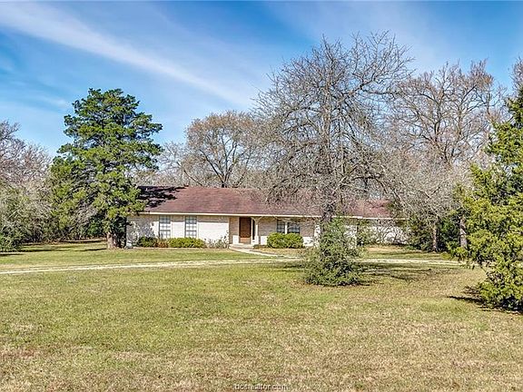 4th image of 4829 Whispering Oaks Dr