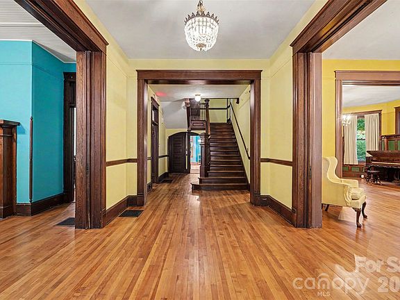 6th image of 810 E Franklin St