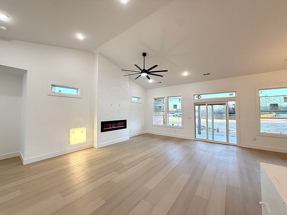 4th image of 140 Meeting House Rd