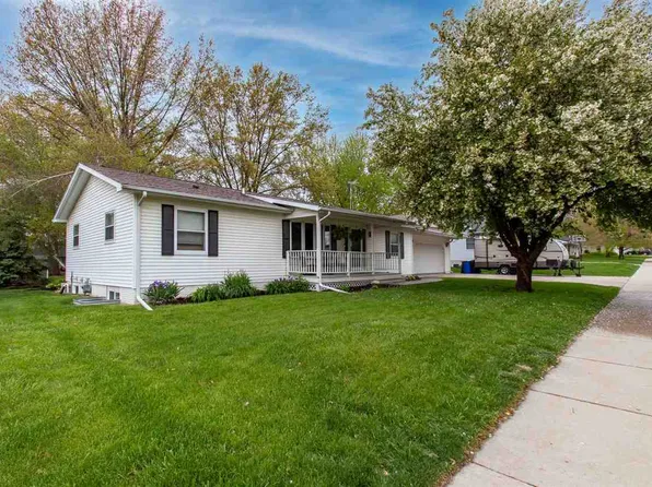 805 10th St, Kalona, IA 52247