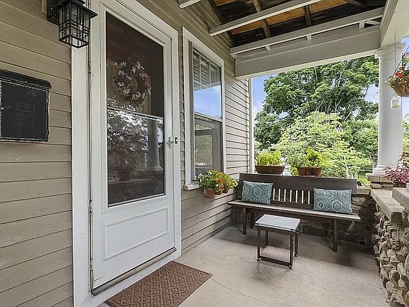 4th image of 132 Fountain St