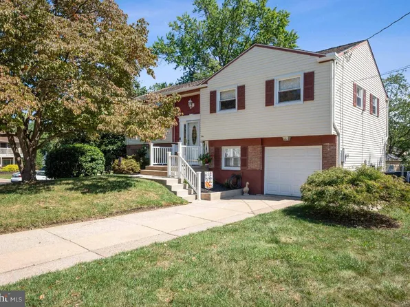 1 Saddle Ridge Rd, Voorhees, NJ 08043