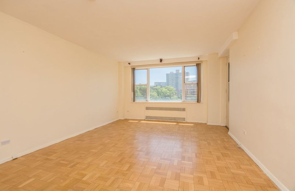 3 Bed 2 Bath Property, New York • 2,000 Sq Ft