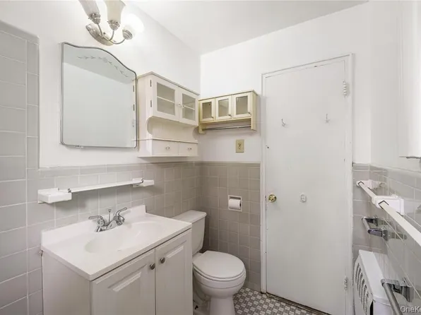 225-08 88th Avenue image 16 of 20