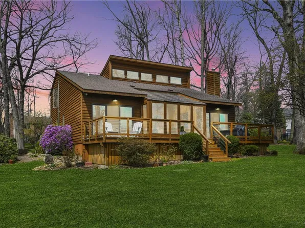 5218 Foxcroft Dr, Schnecksville, PA 18078