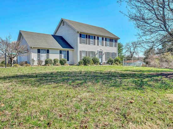 60 Leaning Oak Rd, Boones Mill, VA 24065