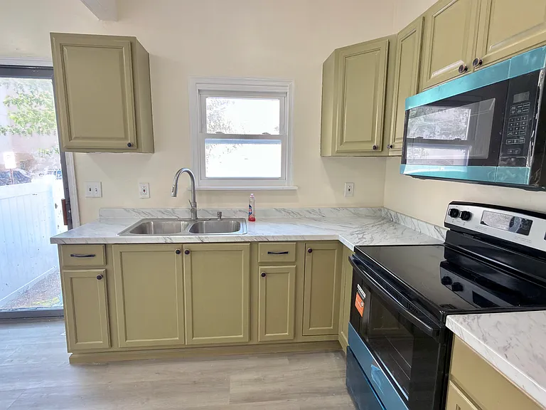 547 N Silk St — Photo 8