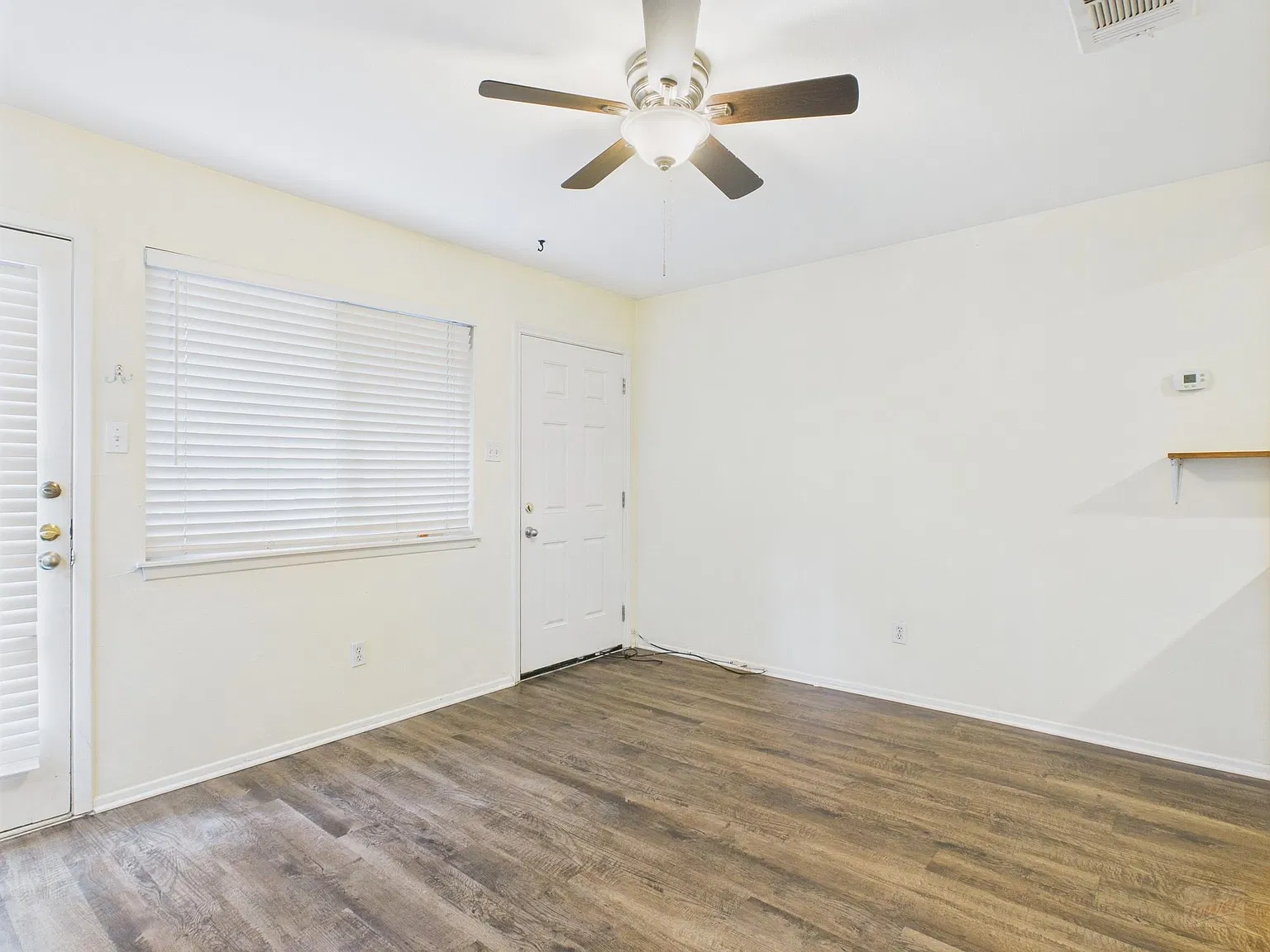 1 bed, 1.0 bath, 434 sqft, $1,050 — Photo 3