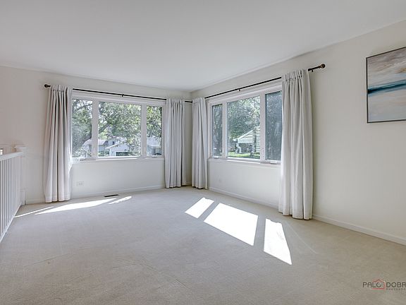 3rd image of 8 Lindon Ln