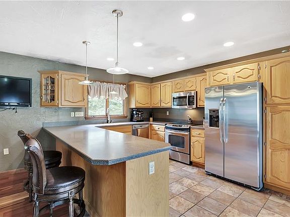 3rd image of 1018 Norwich Ln