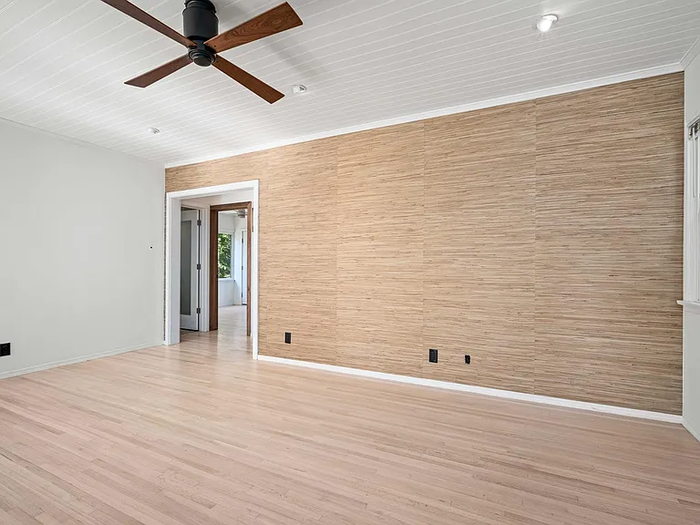 2256 Wellesley Ave — Photo 13