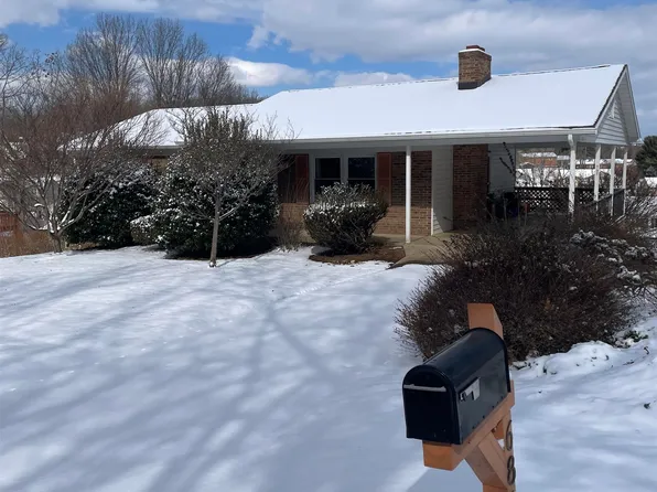 682 Gloria Pl, Staunton, VA 24401