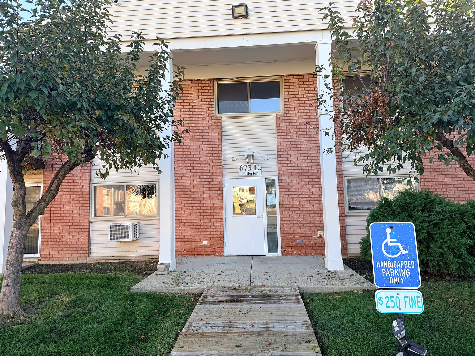2 bed, 910 sqft, $1,900 — Photo 1
