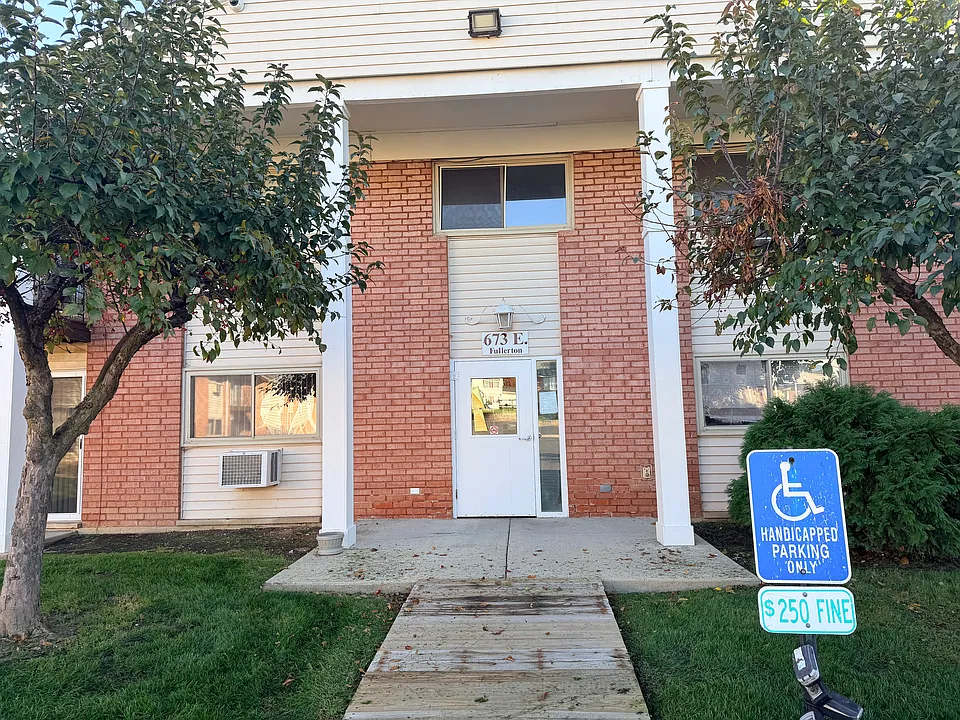 673 E Fullerton Ave #203