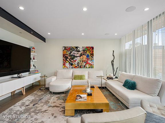 4th image of 366 W Superior St #Penthouse 2
