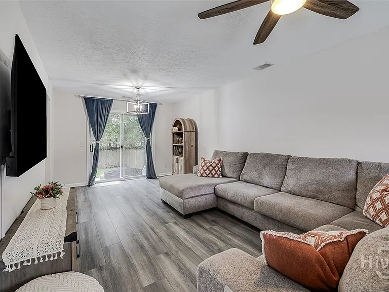 110 Embassy Ct — Photo 8