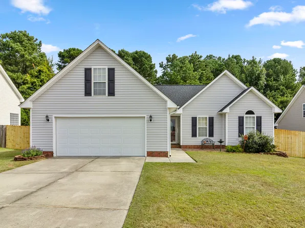 530 Sunpointe Dr, Hope Mills, NC 28348