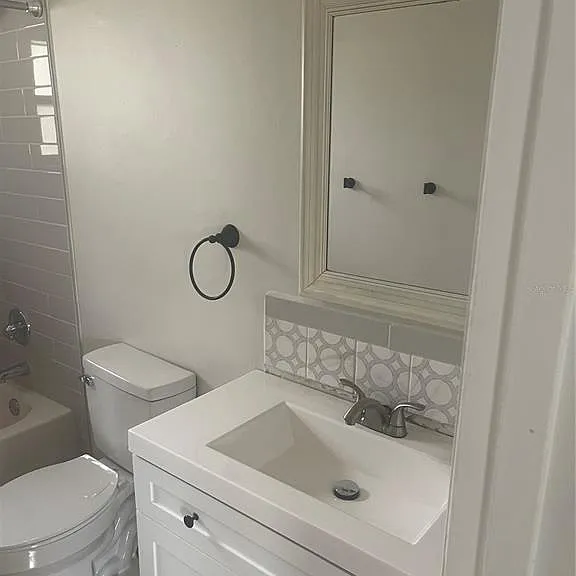 906 Essex Rd — Photo 9