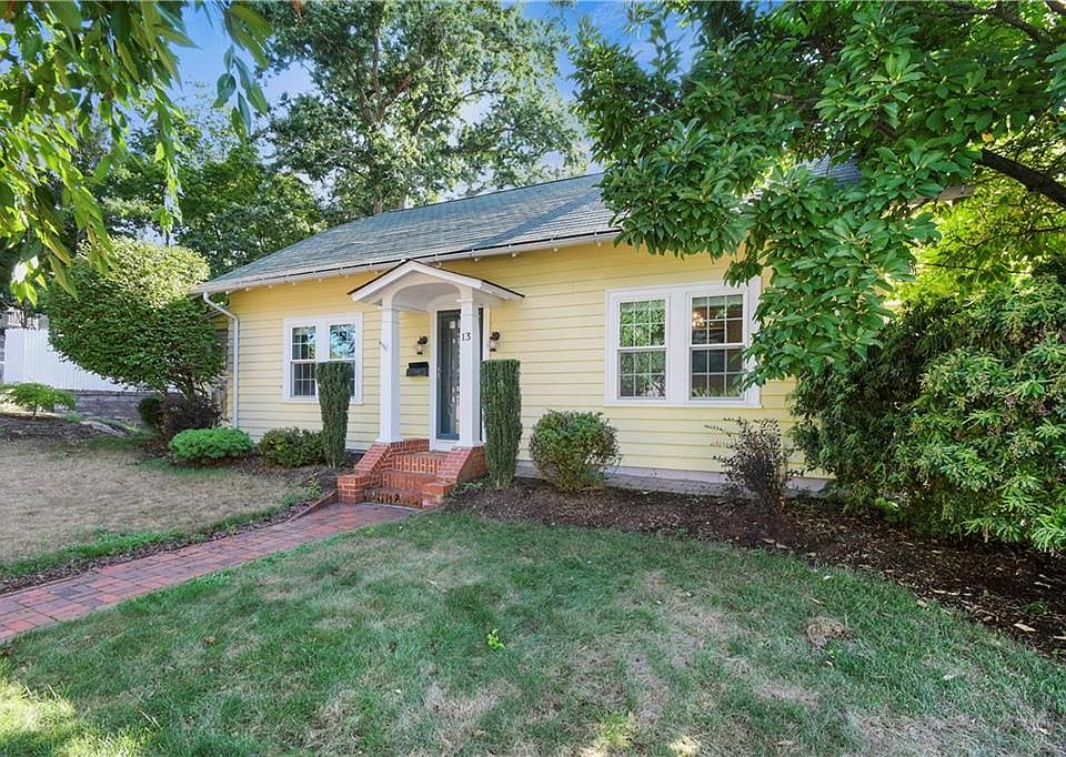 13 Parker St West Warwick RI Zillow Apartments for Rent in West Warwick