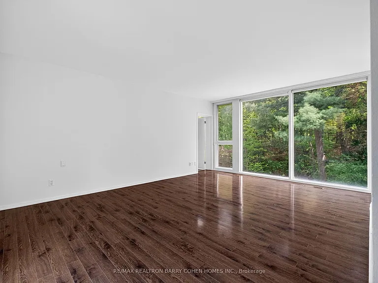 21 Tudor Gate — Photo 14