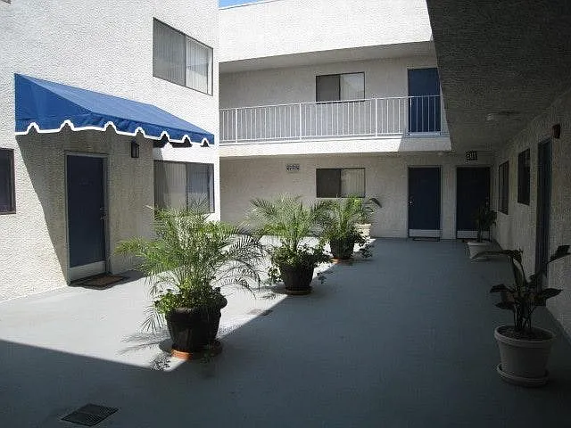 6590 Hazeltine Ave — Photo 10