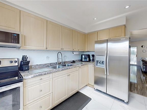 4th image of 52 Adelaide St #32
