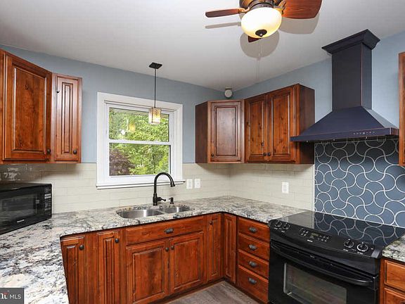 5th image of 413 Holly Dr