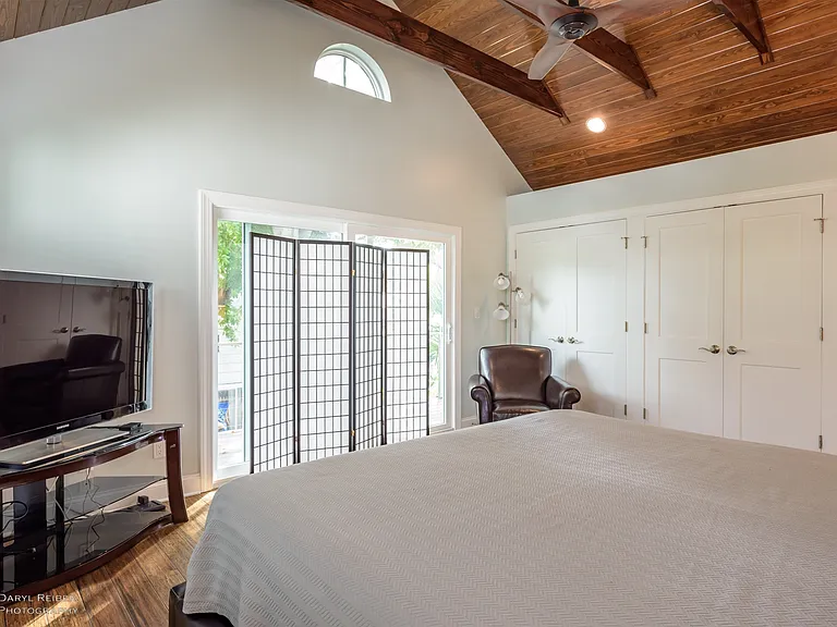 416 Louisa St — Photo 17