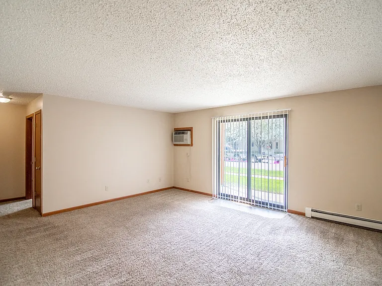 Eastbrook Apartments — Photo 8