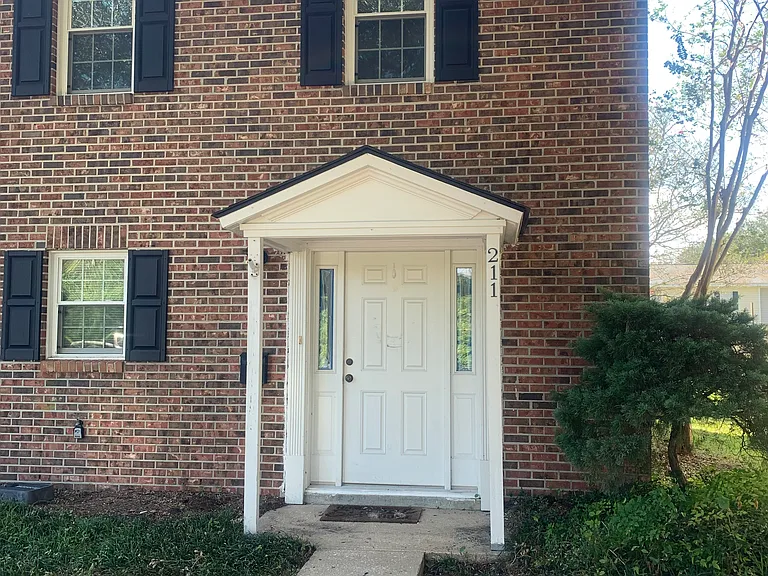 211 Heritage Cir — Photo 1