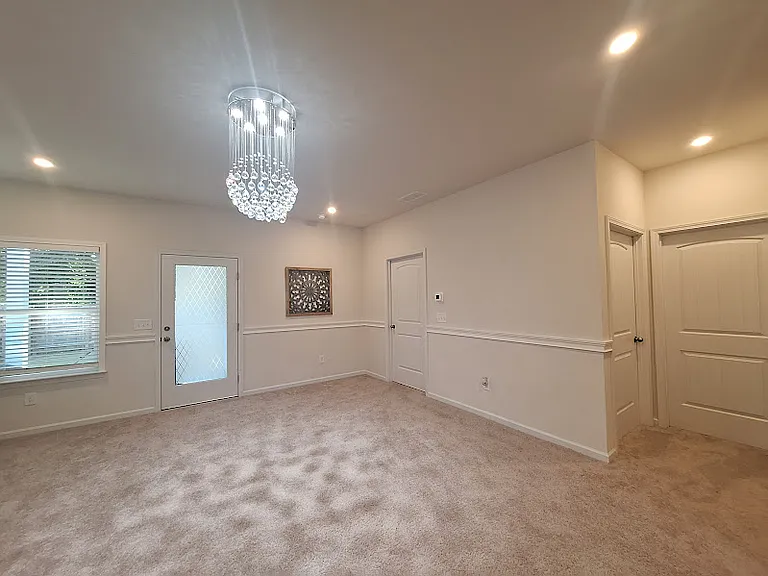 160 Marion Dr — Photo 21