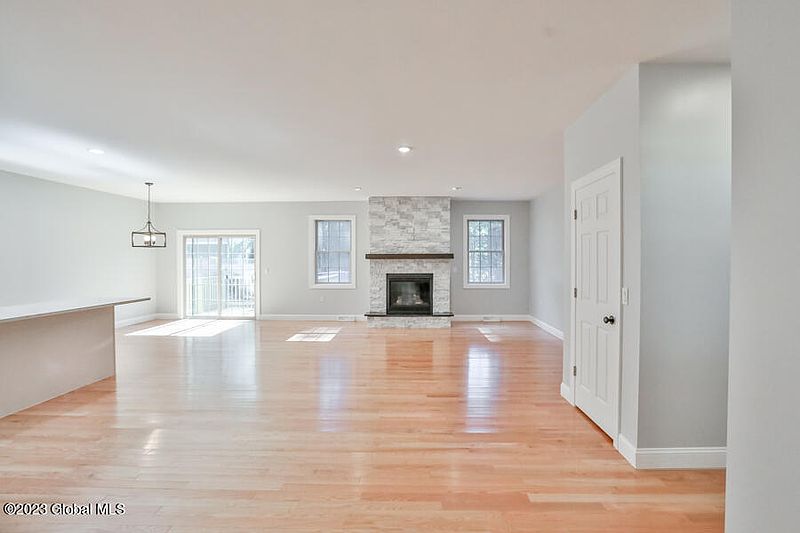 3rd image of 6392 Zorn Road