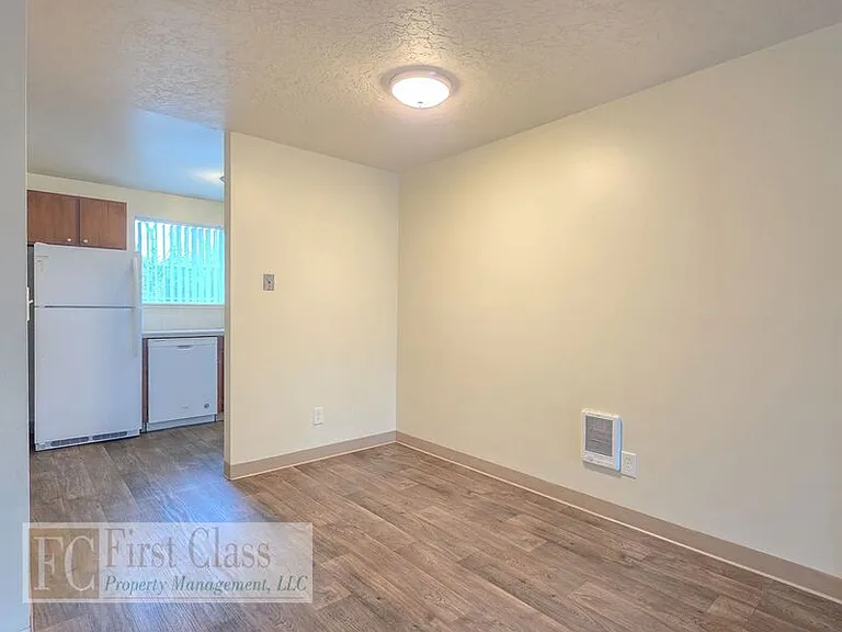9555 SW Hall Blvd #17 — Photo 5
