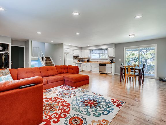 3rd image of 378 Seven Pines Dr