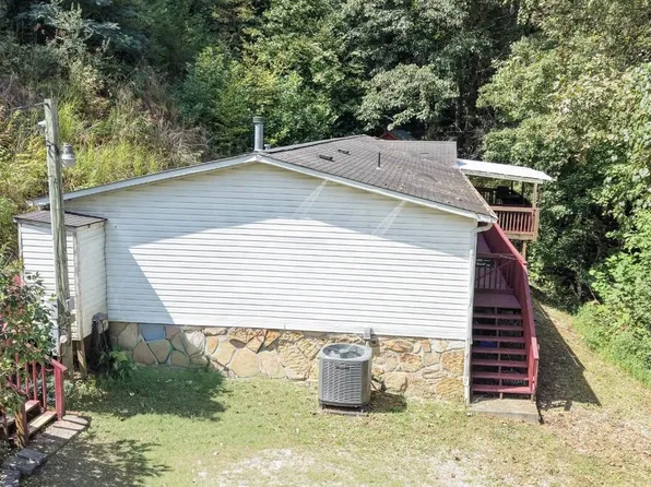 589 Bark Camp Branch Rd, Delphia, KY 41735