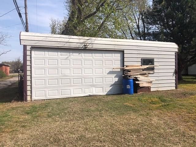 2nd image of 105 E Vine St