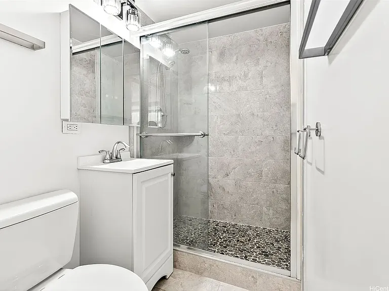 445 Kaiolu St #401 — Photo 7