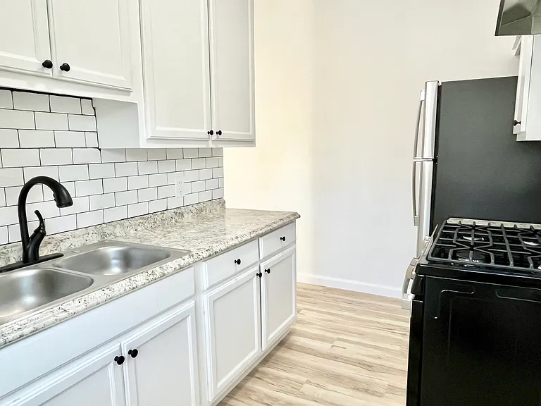 1129 N Madison Ave — Photo 10