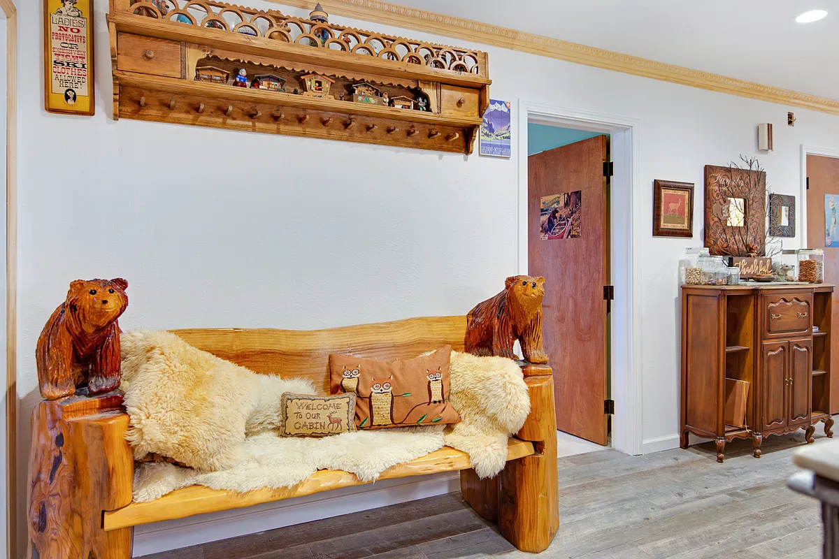 Entry Bear Bench Decor - 11741 Oslo Dr
