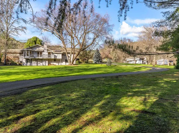 949 Wards Creek Rd, Rogue River, OR 97537